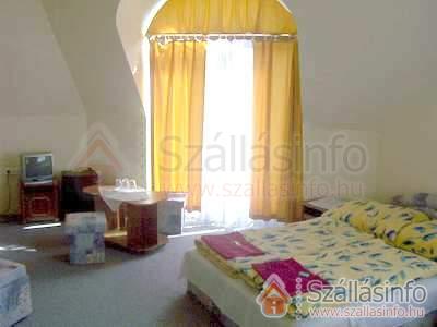 Hotel Holdfény (Central Transdanubian > Fejér megye > Kápolnásnyék)